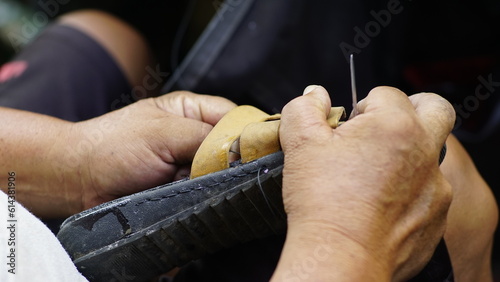 menjahit sandal tua dengan jarum photo