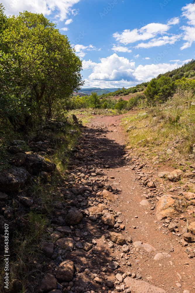 Chemin de randonnée au bord du Lac du Salagou, près de la Baie des Vailhés Chemin de randonnée au bord du Lac du Salagou, près de la Baie des Vailhés