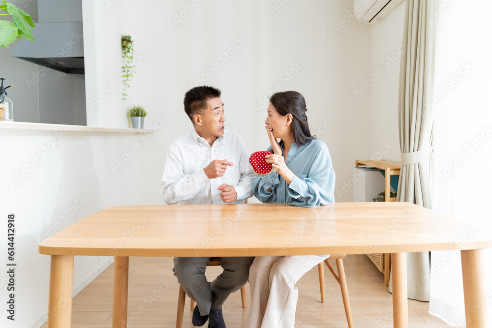 財布を持って困る夫婦 財布を持って困る夫婦
