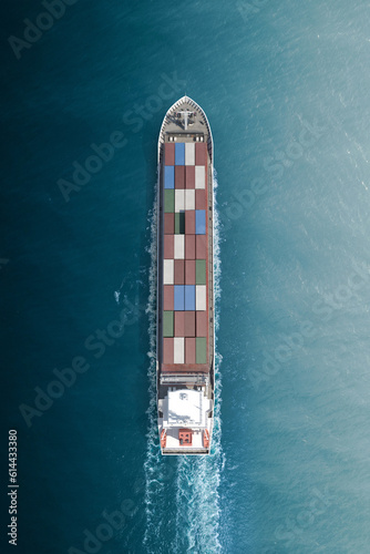 Containerschiff auf blauem Wasser aus der Vogelsperspektive 
