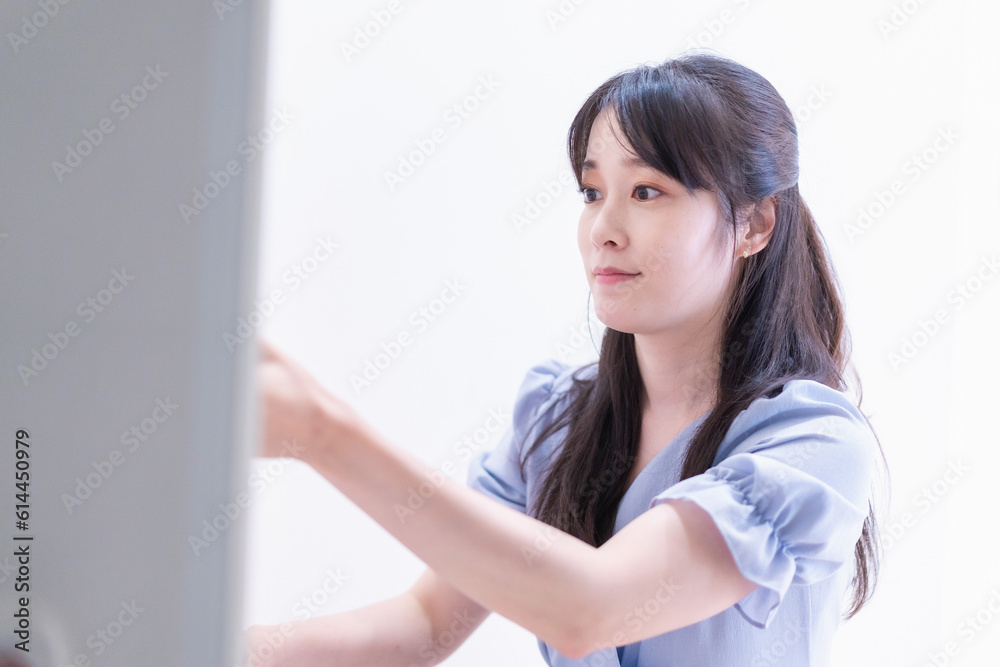 洗濯をする若い女性 洗濯をする若い女性