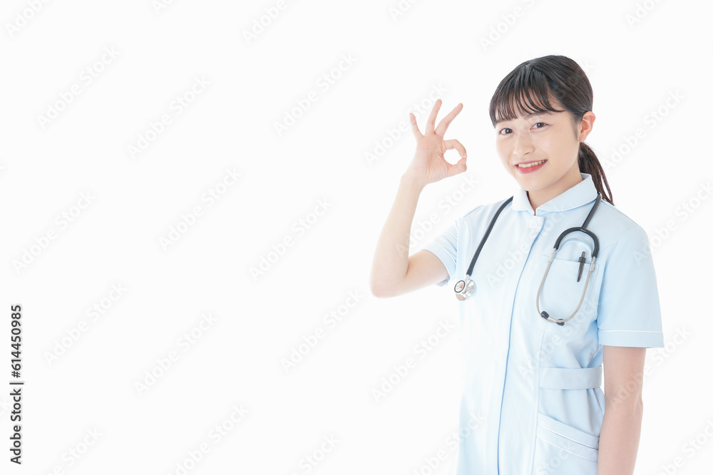 OKサインをする若い看護師
