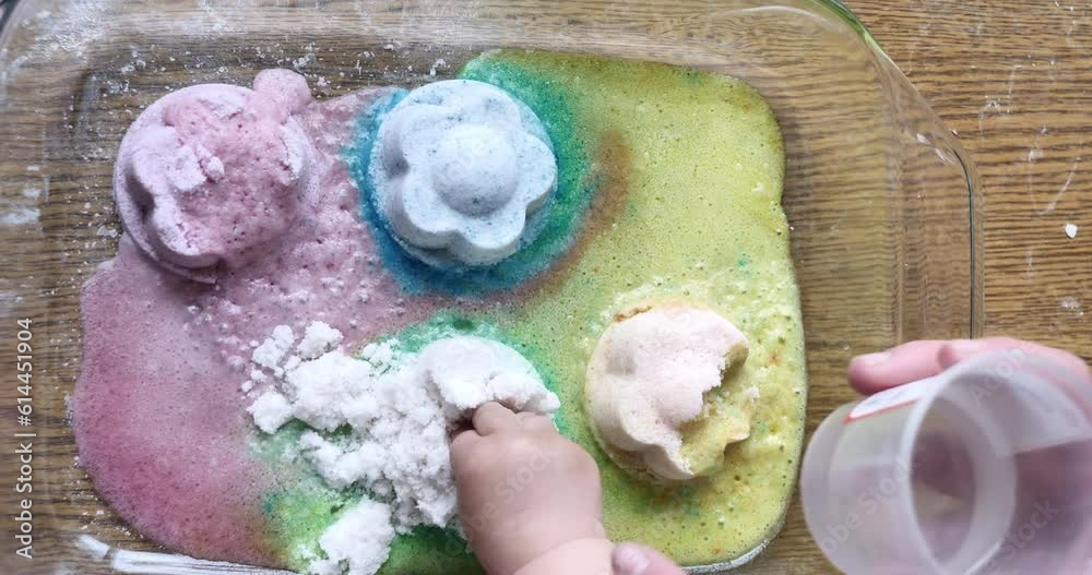 Chemistry experiments for the little ones. Little hands and big hands