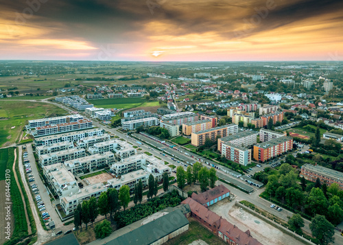 nowoczesne osiedle na przedmieściach w widoku z góry  © Henryk Niestrój
