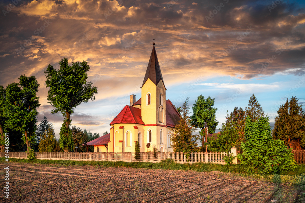 wiejski kościół w polu na skraju wsi - obrazy, fototapety, plakaty 