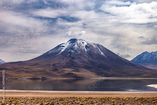 Laguna Miscanti con il vulcano sull'altopiano di Atacama Cile photo