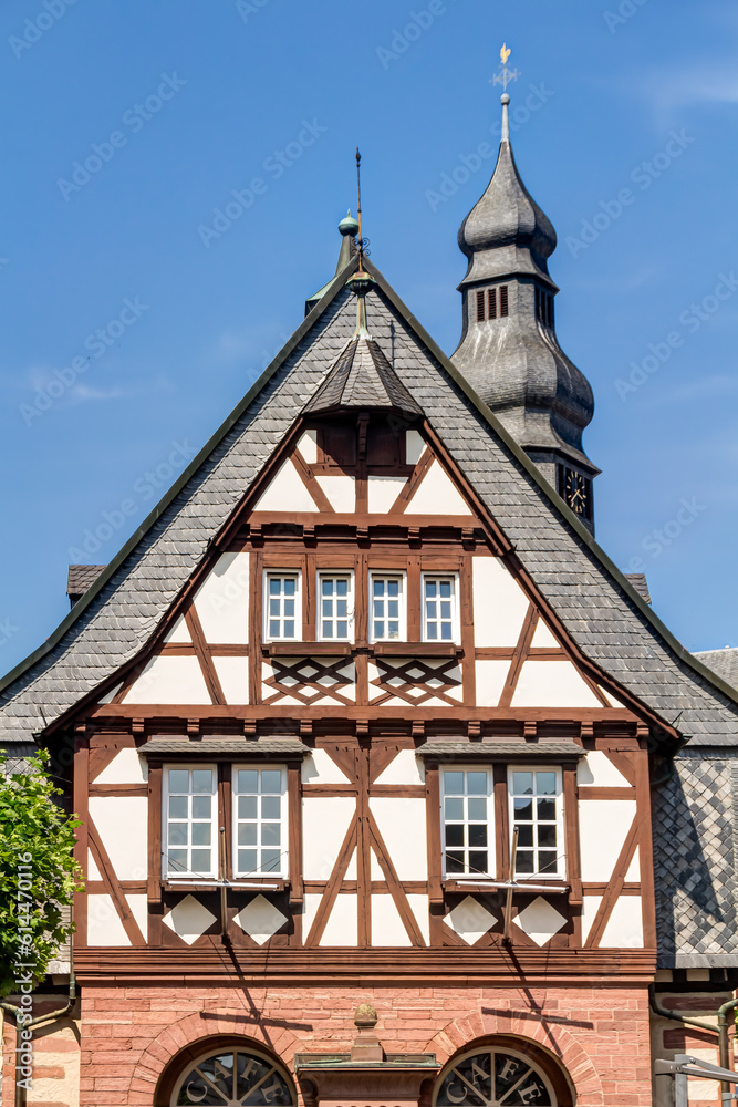 Das Alte Rathaus und die katholisch Pfarrkirche St. Peter und Paul in Hofheim am Taunus