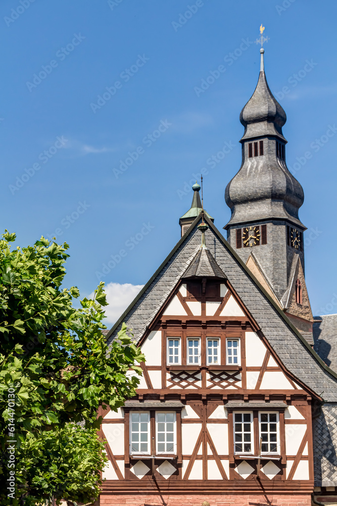 Das Alte Rathaus und die katholisch Pfarrkirche St. Peter und Paul in Hofheim am Taunus