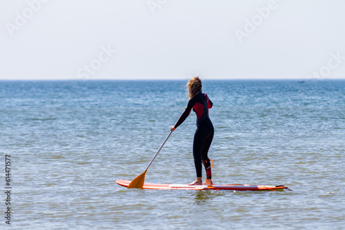 Pratiquante de stand-up paddle à Stella-plage