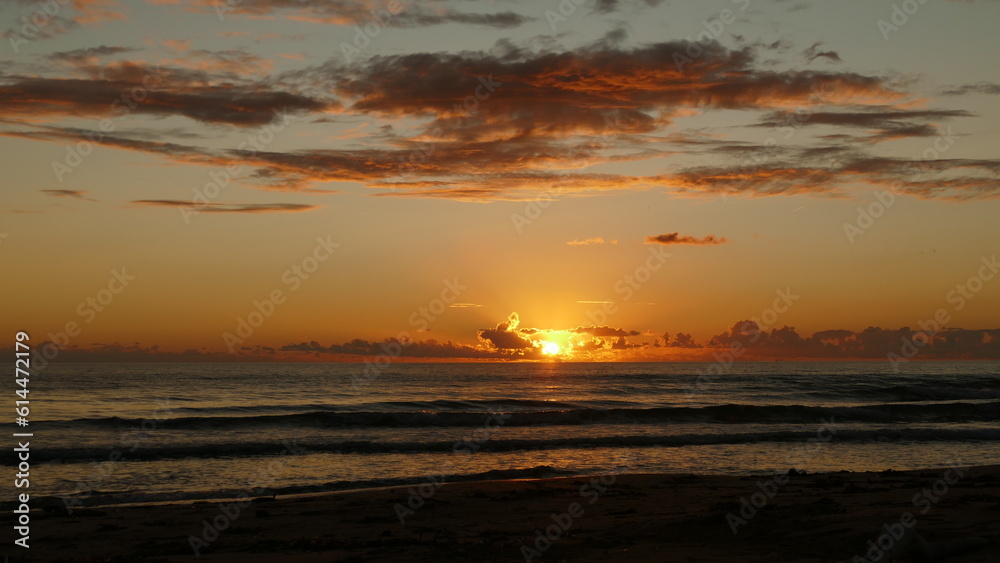 Sonnenuntergang am Meer. Tolle Farben bei Sonnenuntergang am Strand
