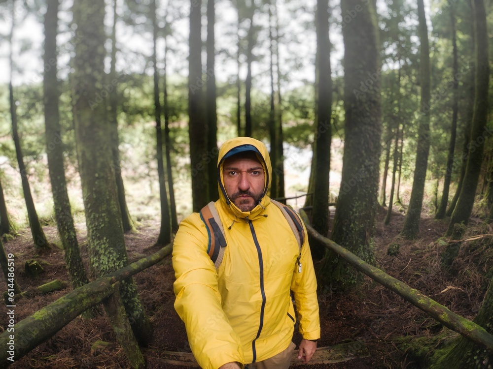 hombre en medio de un bosque de coníferas hombre en medio de un bosque de coníferas