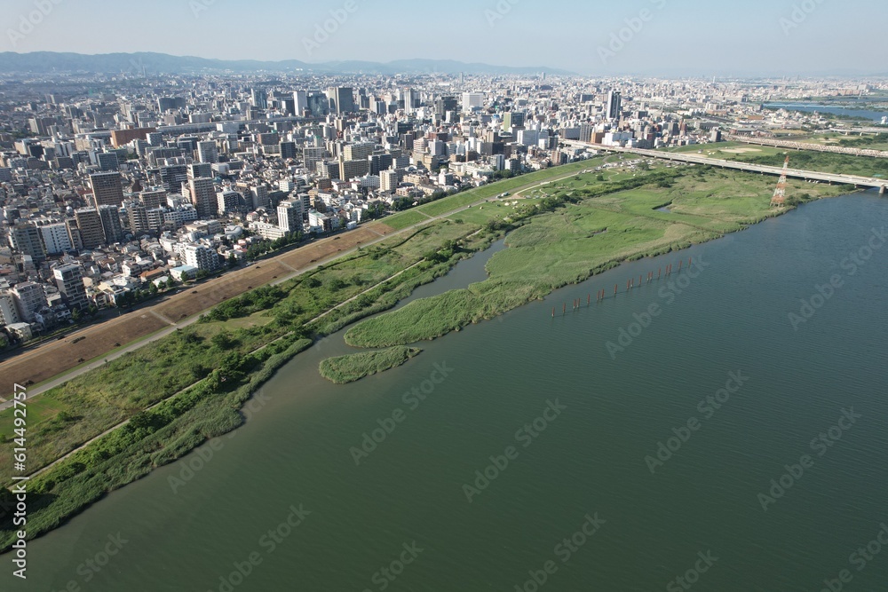 Obraz premium 大阪 淀川から見た新大阪方面の風景