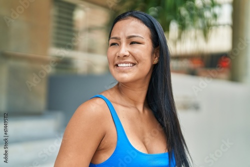 Foto Young beautiful latin woman smiling confident looking to the side at street