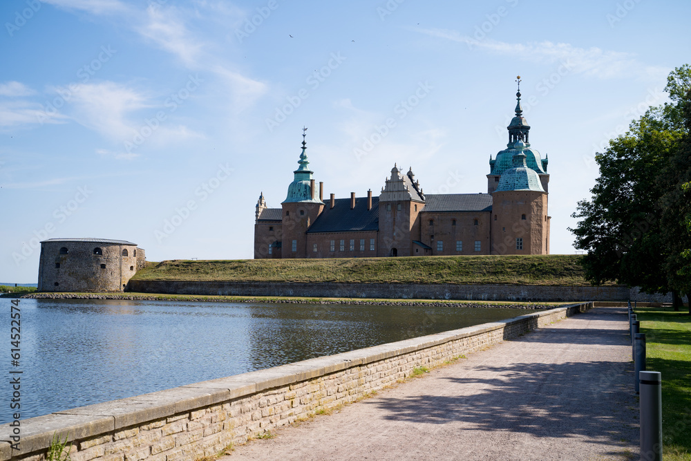 Obraz premium Kalmar Castle on a June afternoon