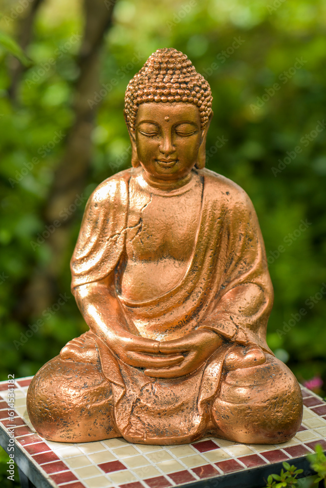 eine goldene Buddhastatue 