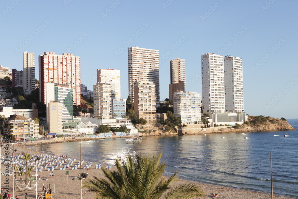 Edificios al final de la playa con dos torres gemelas blancas sobre el mar. Edificios al final de la playa con dos torres gemelas blancas sobre el mar.