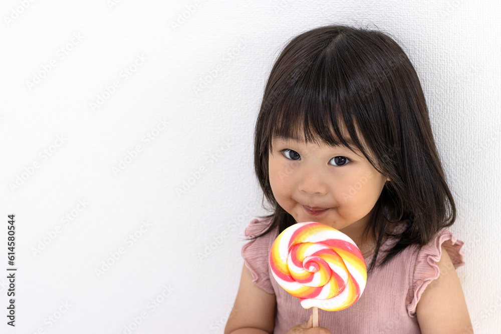 ペロペロキャンディを食べる女の子（日本人、2歳11か月）