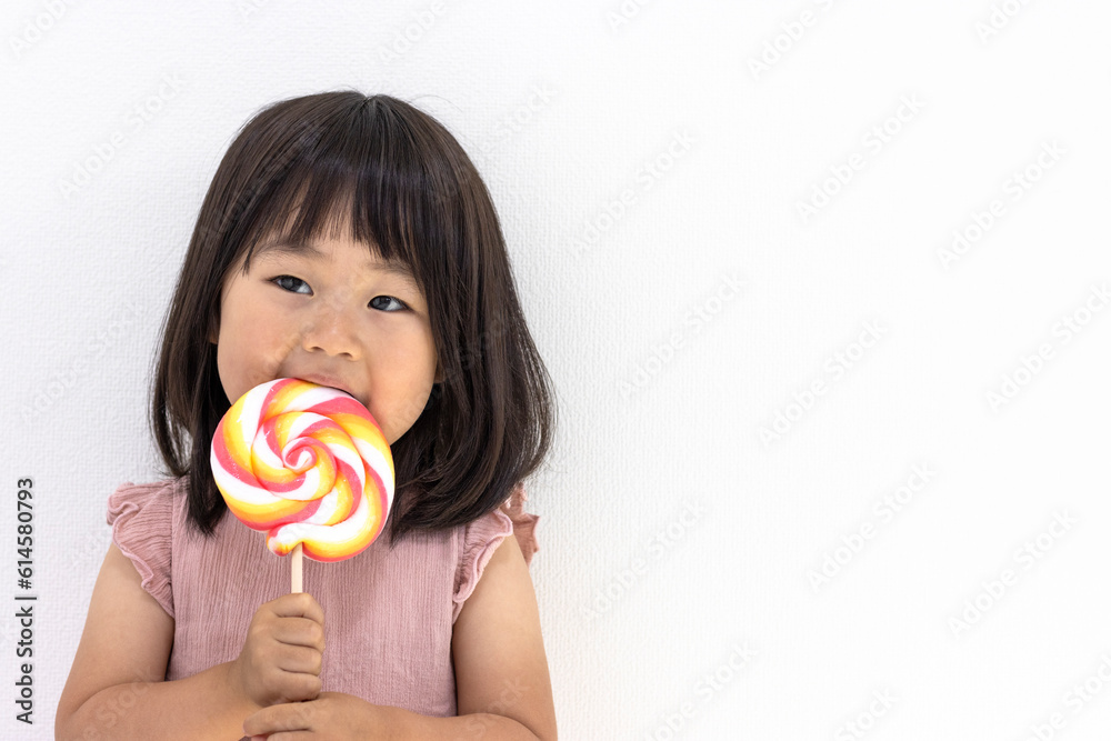 ペロペロキャンディを食べる女の子（日本人、2歳11か月）