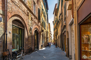 Keuken achterwand Smal steegje Pittoresk straatje in Lucca Toscane  © Kirk Fisher