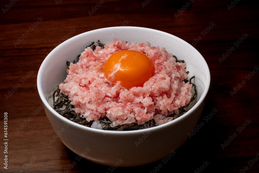 ネギトロ海鮮丼 卵黄付き 塩昆布 ネギトロ海鮮丼 卵黄付き 塩昆布