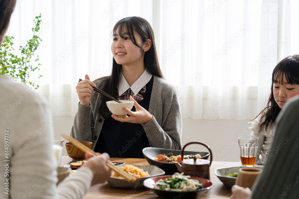 家族と朝食を食べる日本人女子学生 家族と朝食を食べる日本人女子学生