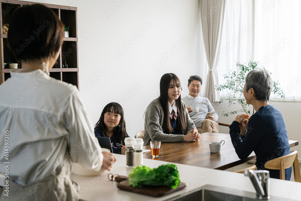 日本人三世代家族の団らん 日本人三世代家族の団らん