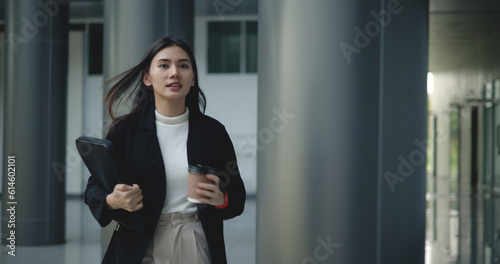 Bilde på lerret Young asian business woman hurry walking in rush hour,