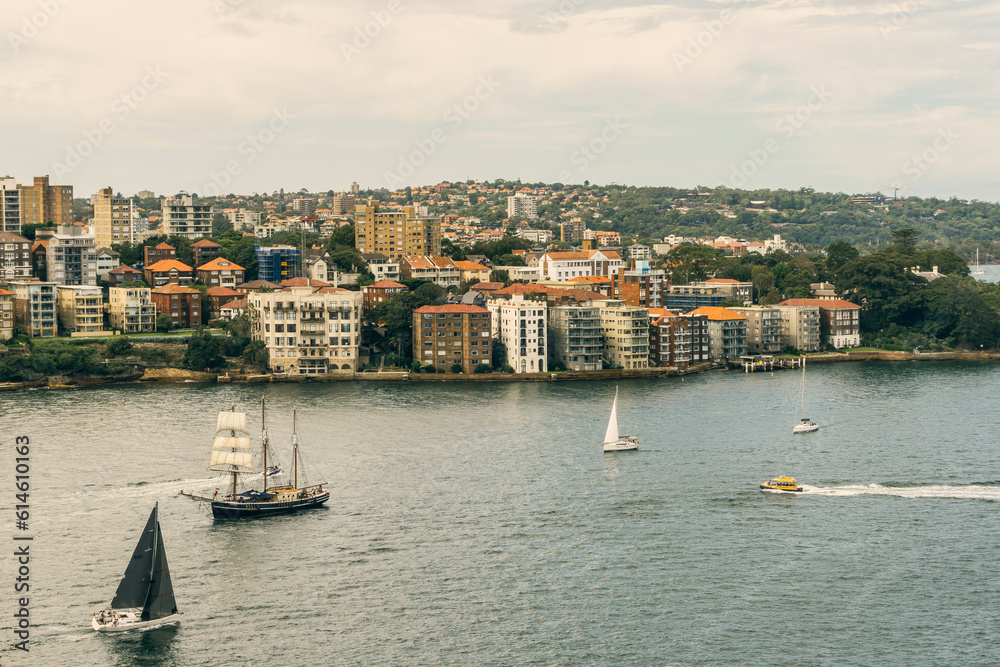 Obraz premium Buildings across from Sydney in Australia and yachts on the sea