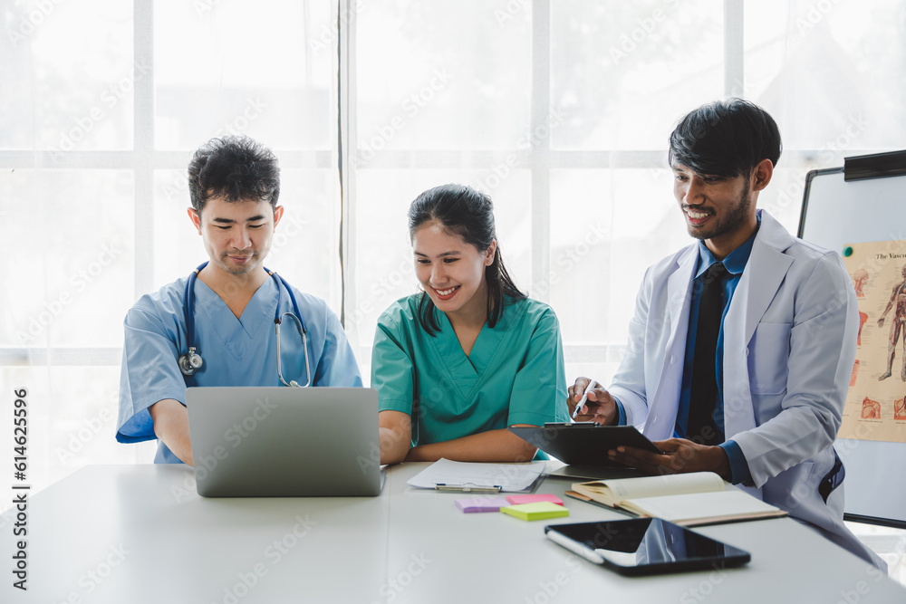 Meeting to discuss or discuss with doctors about the vascular system in the meeting room. Medical students studying the vascular system in the classroom the work of the medical team