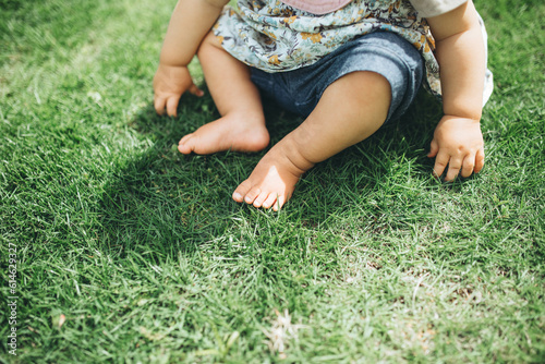 芝生と赤ちゃん