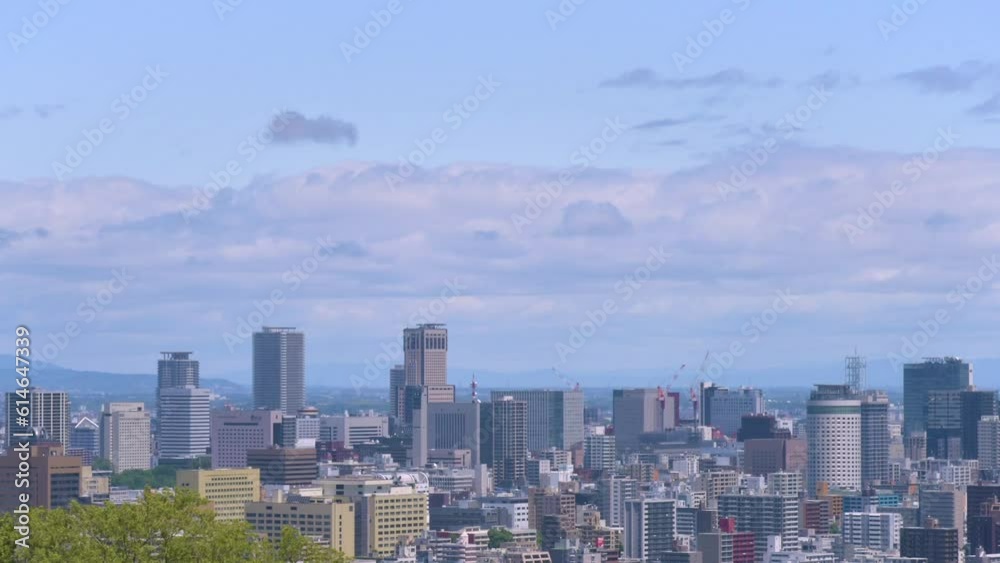 青空の中を雲が流れる札幌の風景 青空の中を雲が流れる札幌の風景
