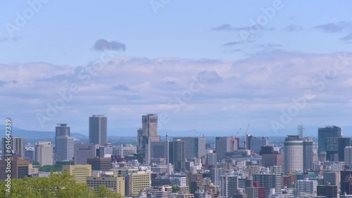 青空の中を雲が流れる札幌の風景