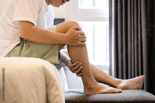 Photo Asian middle aged man have severe cramp his calf of leg,muscle strain,adult male