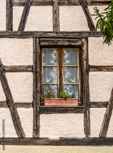 Fenêtre traditionnelle alsacienne à Ungersheim, Haut-Rhin, France photo