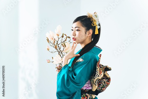 花を持つ振袖を着た女性のポートレート photo