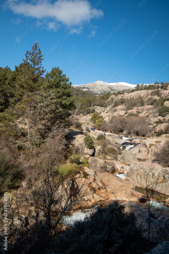 Fotografía de las majestuosas montañas de La Pedriza con el río serpenteante: La imagen muestra un paisaje impresionante de las imponentes montañas de La Pedriza que se elevan hacia el cielo. Fotografía de las majestuosas montañas de La Pedriza con el río serpenteante: La imagen muestra un paisaje impresionante de las imponentes montañas de La Pedriza que se elevan hacia el cielo.
