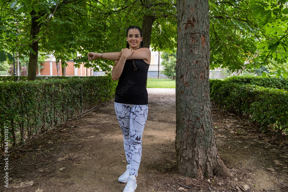 Energía y vitalidad Joven activa disfrutando de un estiramiento
