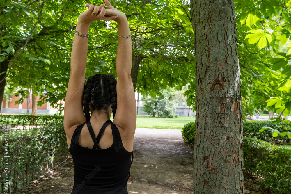 Energía y vitalidad Joven activa disfrutando de un estiramiento