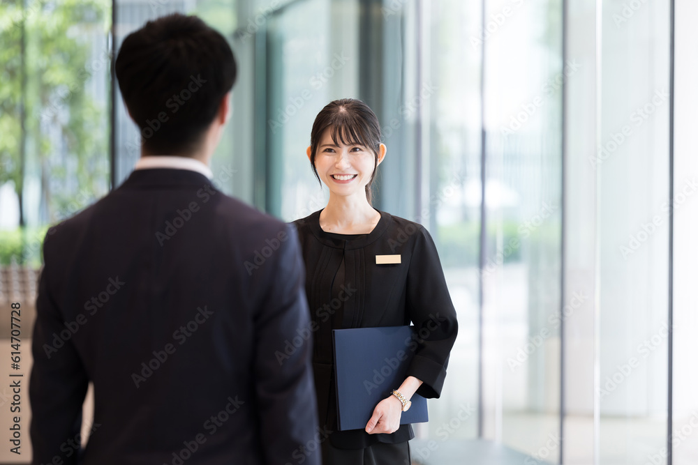 出張のホテルや訪問で受付や案内する接客業の女性 出張のホテルや訪問で受付や案内する接客業の女性