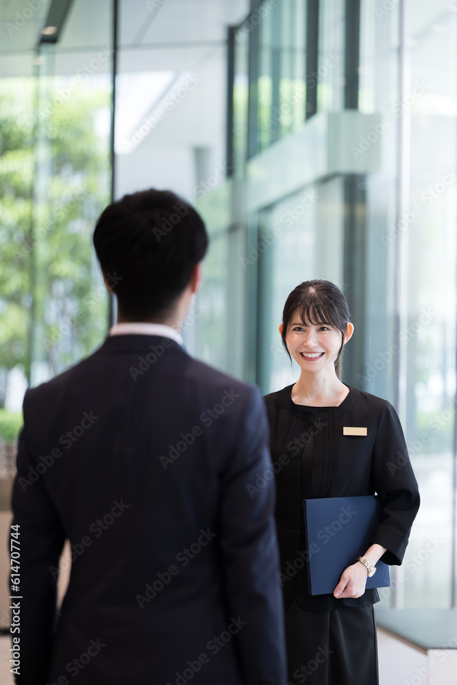 Verticals of women in the hospitality industry who work as receptionists or guides at hotels on business trips or during visits Image of tourism in Japan Verticals of women in the hospitality industry who work as receptionists or guides at hotels on business trips or during visits Image of tourism in Japan