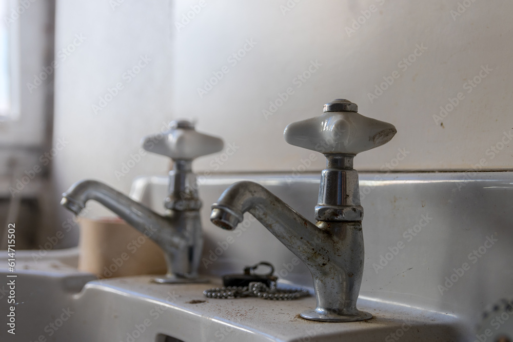 Alte Armaturen an einem Waschbecken Alte Armaturen an einem Waschbecken