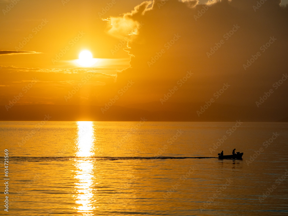 Fischerboot im Sonnenuntergang an der kroatischen Mittelmeerküste