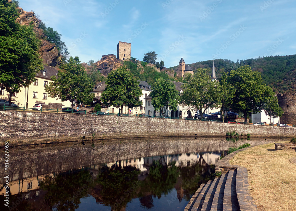 Fluss Sauer und Dorf Esch an der Sauer (Esch-sur-Sure) im Kanton Wiltz in Luxemburg, ein bei Touristen in Luxemburg beliebter romantischer kleiner Ort in den Luxemburger Ardennen.