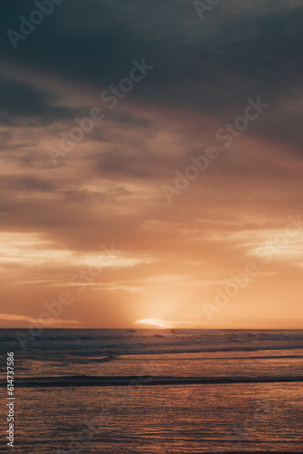 Paisaje de playa con tonos dorados durante el atardecer © Leonardo