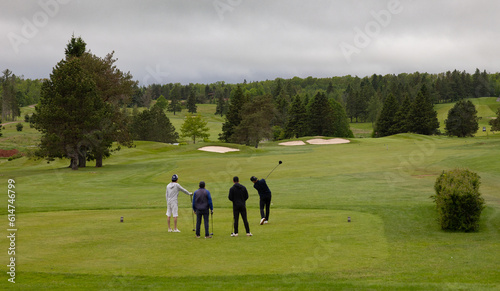 quatre hommes au départ de golf, foursome , golfeurs, golfeur homme, horizontal