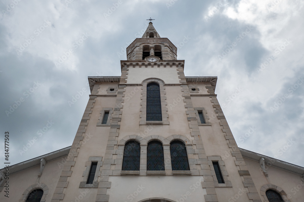 Fachada frontal da Igreja de São Tiago Maior em Bardos no País Basco, França