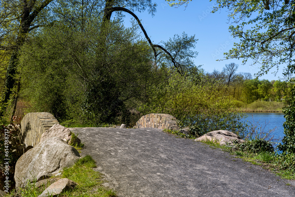 kleine Steinbrücke am Haussee im Schloßpark Petzow, Potsdam-Mittelmark, Brandenburg, Deutschland kleine Steinbrücke am Haussee im Schloßpark Petzow, Potsdam-Mittelmark, Brandenburg, Deutschland