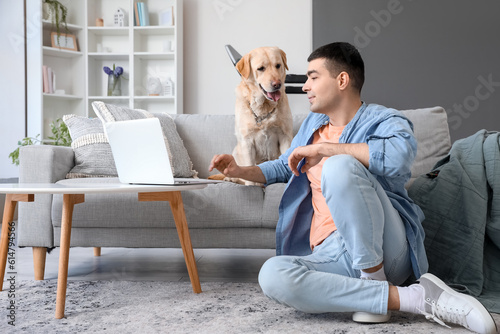 Young man with cute Labrado...