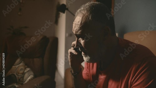Hombre recibe una triste noticia por teléfono y llora. photo