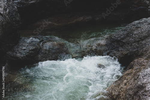 Obraz na płótnie water flowing over rocks w salonie